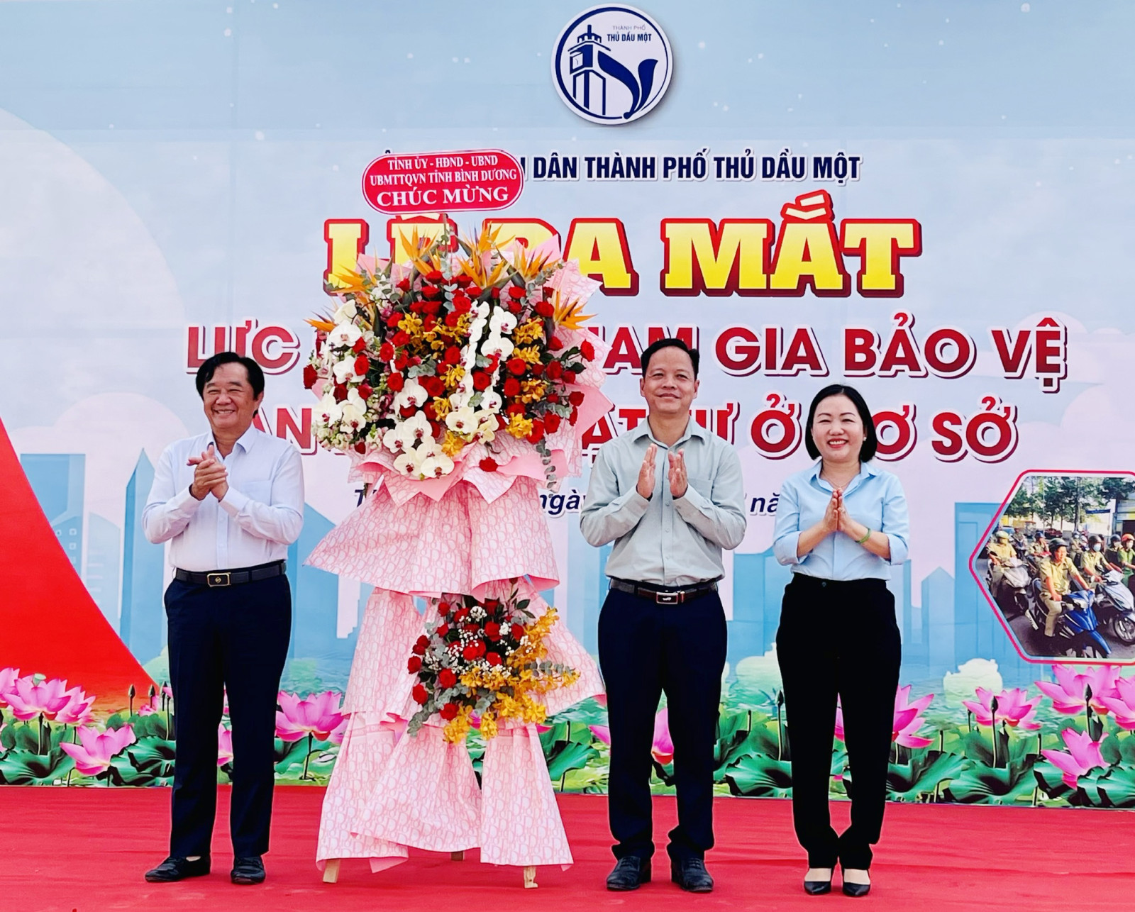 Đồng chí Nguyễn Hoàng Thao tặng lẵng hoa chúc mừng TP. Thủ Dầu Một tại lễ ra mắt.